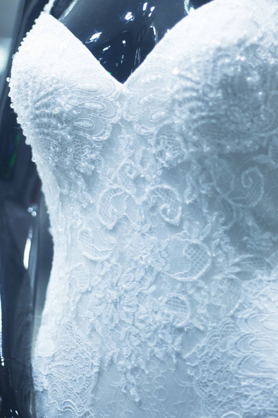白いウェディング ドレスのデパートのブライダル ショップ ダミー花嫁マネキン. - 写真・画像