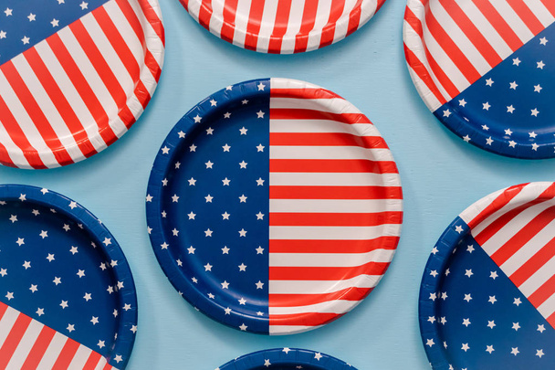 July 4th theme paper plate on blue background. - Foto, Imagen