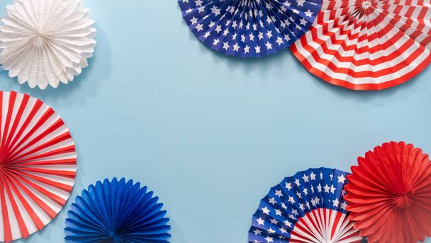 July 4th theme paper fans on blue background. - Foto, afbeelding