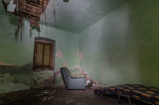 krzesła i windows w opuszczonym domu - Zdjęcie, obraz