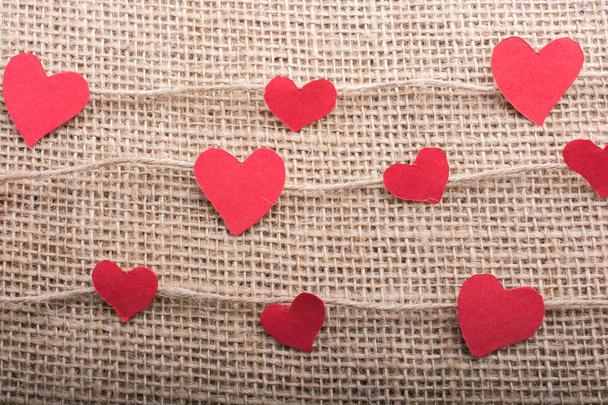Keten ipliklerle ilgili kalp şeklinde kağıtları olan aşk konsepti - Fotoğraf, Görsel