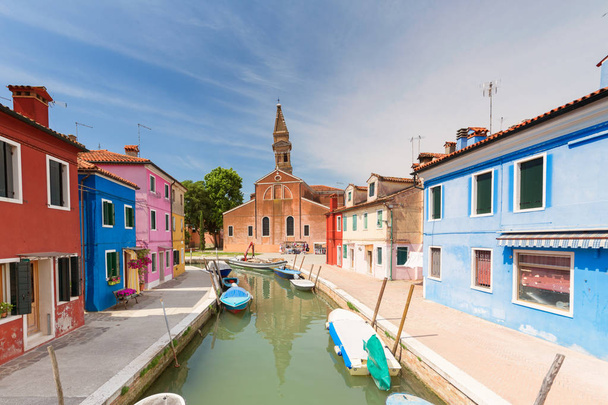 A arquitetura colorida da ensolarada Ilha de Burano, uma atração turística perto de Veneza, Itália, que mostra a harmonia, abordagem alegre e estilo de vida
 - Foto, Imagem