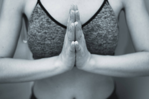 Instrutor feminino professor de ioga ensinando asana pose com postura de mão mudra
. - Foto, Imagem