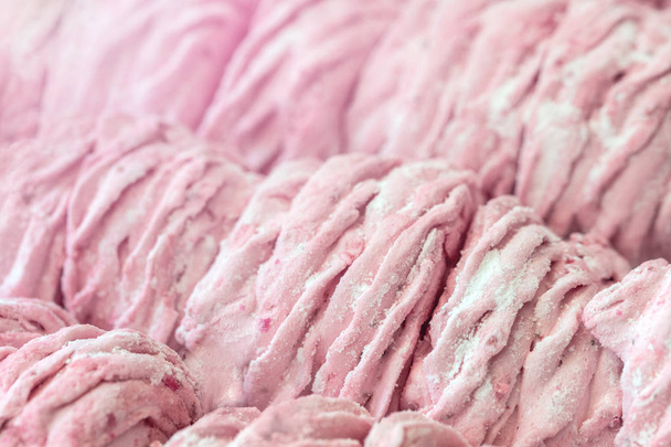 Conjunto de zéfiro rosa delicado ou marshmallow. Deserto de souffle doce natural caseiro. fundo doces rosa
. - Foto, Imagem