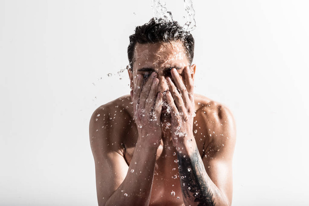 Naked guy is making daily hygiene - Foto, Bild