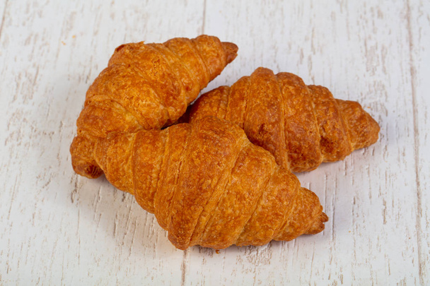 Delicioso croissant francês cozido no forno tradicional
 - Foto, Imagem
