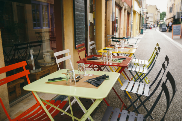 Кафе з темами та ресторани. Зовнішні літні тераси яскравих кольорів магазину вуличного кафе в Європі у Франції. Таблиці без людей, за столами ніхто.. - Фото, зображення
