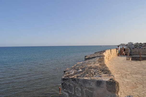 Le château médiéval de Larnaca (Larnaka) à Chypre
 - Photo, image