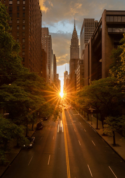42. cadde NY boyunca güneşin battığı zaman Manhattanhenge - Fotoğraf, Görsel