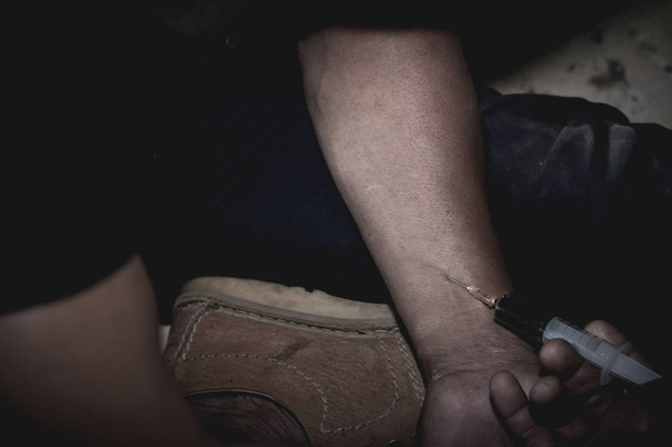  Les hommes prennent de la drogue, le concept de crime et de toxicomanie. 26 juin, Journée internationale contre l'abus et le trafic illicite de drogues
 - Photo, image