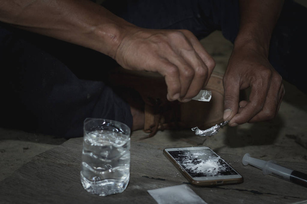 Los hombres toman heroína. Ley y concepto policial.26 de junio, Día Internacional contra el Abuso de Drogas y el Tráfico Ilícito
 - Foto, Imagen