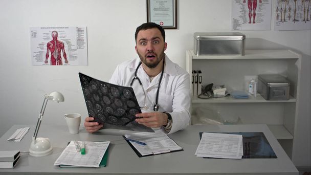 Medical doctor shocked by exploring patients brain mri - Zdjęcie, obraz