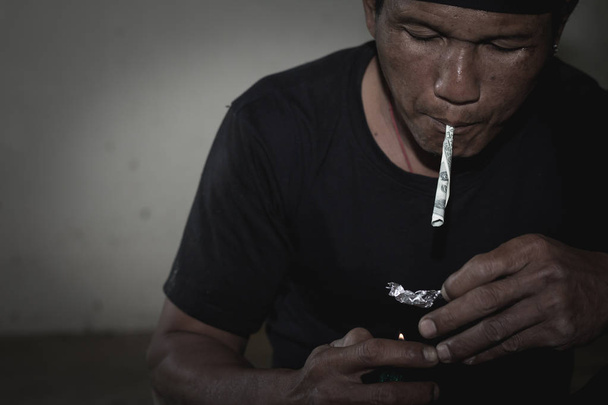  Adam uyuşturucu, suç ve uyuşturucu bağımlılığı kavramı alıyor. 26 Haziran, uyuşturucu ve kaçakçılık Uluslararası günü - Fotoğraf, Görsel