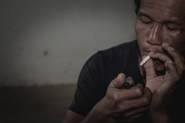  Os homens estão tomando drogas, o conceito de crime e dependência de drogas. 26 de junho, Dia Internacional contra o Abuso de Drogas e o Tráfico Ilícito
 - Foto, Imagem