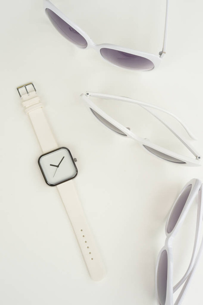 Sada barevné Náramkové hodinky s módní sluneční brýle pro pozadí - Fotografie, Obrázek