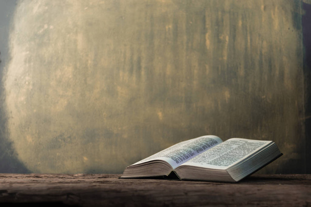 Nyissa meg a Szent Biblia egy régi asztal. Gyönyörű háttér. A vallás fogalma. - Fotó, kép