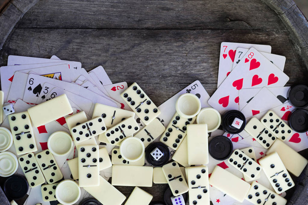 Vários jogos de tabuleiro tabuleiro de xadrez, jogando cartas, dominós. Hobby. Metáfora para jogos e jogos de azar
. - Foto, Imagem