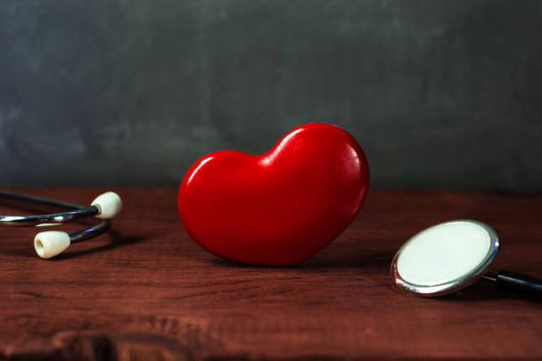Rood hart en stethoscoop op bruin tabel, Wereldgezondheidsdag en gezondheidszorg concept. - Foto, afbeelding