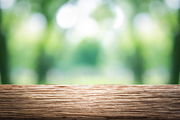 порожній дерев'яний на розмитому фоні природи. Дерев'яна стільниця. може використовуватися для відображення або моніторингу ваших продуктів
 - Фото, зображення