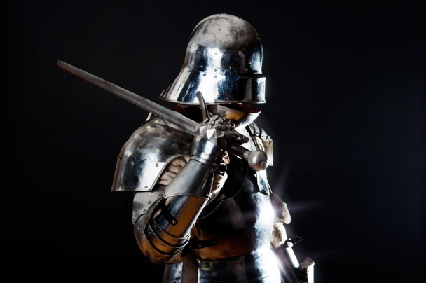 Великий рыцарь держит свой меч
 - Фото, изображение
