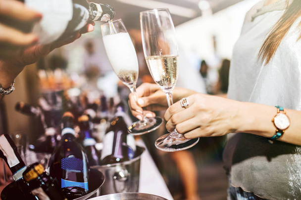 Despejando champanhe em um copo em uma celebração de casamento - Foto, Imagem