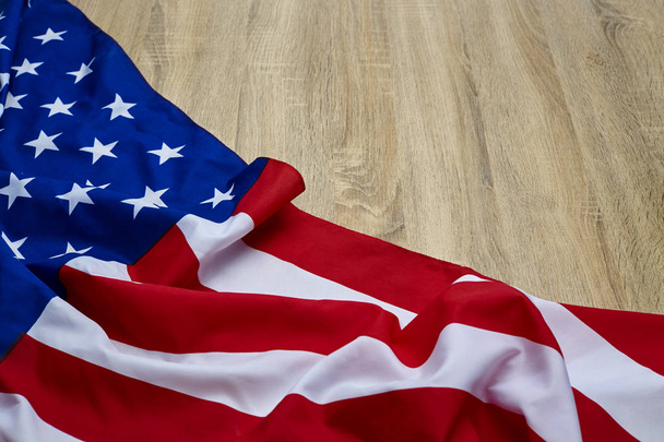 Ξύλινο υπόβαθρο αμερικανική σημαία. Η σημαία των Ηνωμένων Πολιτειών της Αμερικής. Ο τόπος για να διαφημίσετε, πρότυπο. Η θέα από την κορυφή. - Φωτογραφία, εικόνα