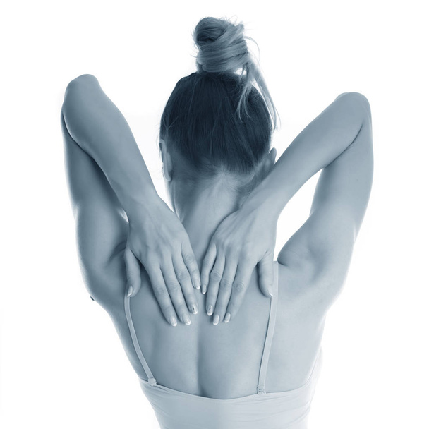 Schwarz-weiße Rückansicht einer Frau, die Rückenschmerzen spürt  - Foto, Bild