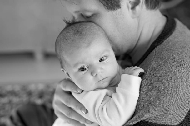 glücklicher stolzer junger Vater mit neugeborener Tochter, Familienporträt zusammen - Foto, Bild