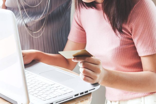 γυναίκα που κατέχει πιστωτική κάρτα και τη χρήση φορητού υπολογιστή - online έννοια ψώνια - Φωτογραφία, εικόνα