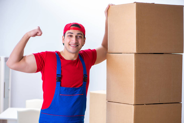 Travailleur contractuel boîtes de déménagement pendant le déménagement de bureau - Photo, image