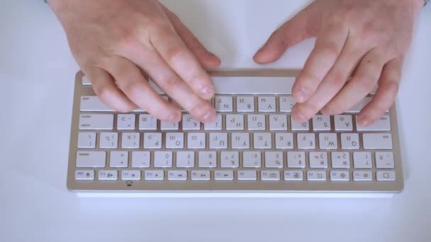 klávesnice, zblízka, muž, prsty, pomocí, bílá, psaní, stůl, muž, chlap, počítače, podnikání, pc, online, - Záběry, video