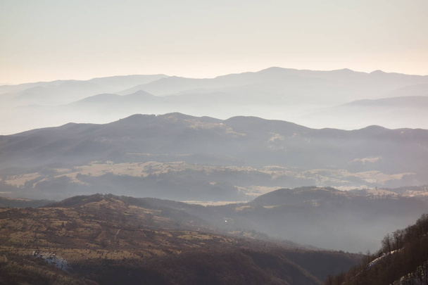 朝の時間に高い山。美しい自然景観。ブルガリアのバルカン半島のスタラ・プラニーナ - 写真・画像