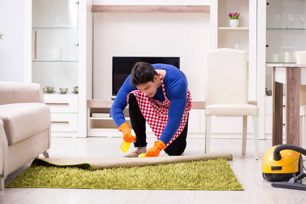 Entrepreneur homme nettoyage maison faire des tâches ménagères - Photo, image