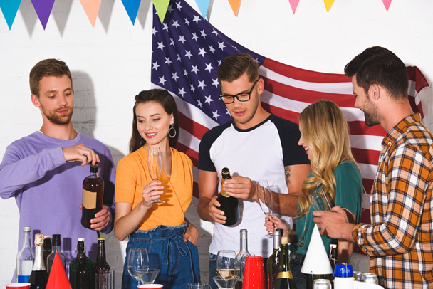 boldog fiatal férfi és női barátaim iszik alkoholos italok otthon fél  - Fotó, kép
