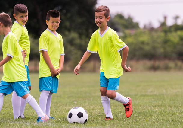 Jonge kinderen spelers match op voetbalveld - Foto, afbeelding
