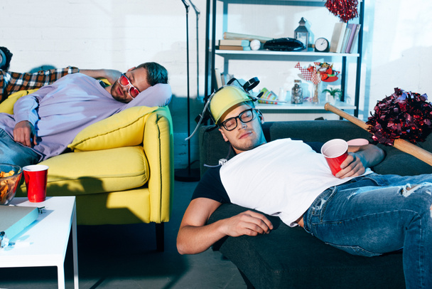 alvás-kanapék-házi buli után részegen fiatal férfiak  - Fotó, kép