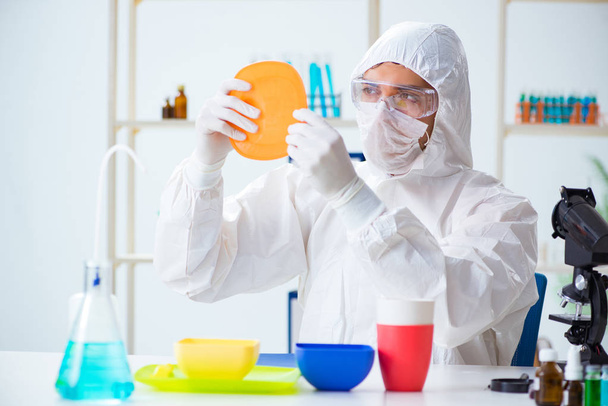 Хімія перевіряє і тестує пластиковий посуд
 - Фото, зображення
