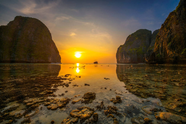 Puesta de sol en la playa Maya en la isla de Koh Phi Phi en Tailandia
 - Foto, Imagen