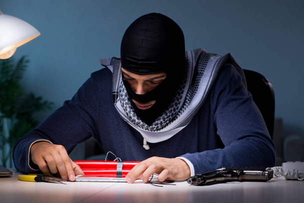 Τρομοκράτης βομβιστής προετοιμάζει βόμβα δυναμίτη - Φωτογραφία, εικόνα