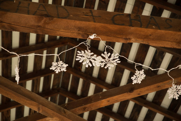 Ζευγάρι χέρι ονόματα γραμμένα σε δοκούς από ξύλο με χριστουγεννιάτικα φωτάκια - Φωτογραφία, εικόνα