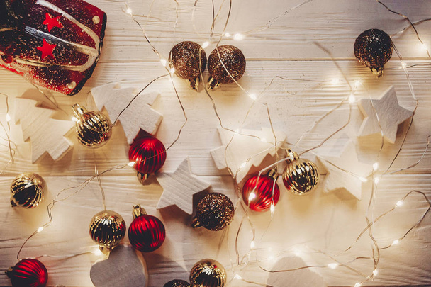 Різдвяна плоска лежала. іграшка червоного автомобіля з ялинкою зверху і простими прикрасами і вогнями на білому дереві з підсвічуванням, вид зверху. сезонне привітання. щасливі свята. різдвяний подарунок
 - Фото, зображення