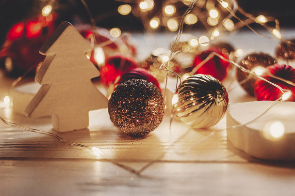 Momenti magici natalizi. luci calde e semplici ornamenti e alberi di Natale su legno bianco in luce, spazio per il testo. saluti stagionali. Buone feste natalizie. Regalo di Natale. celebrazione delle vacanze
 - Foto, immagini