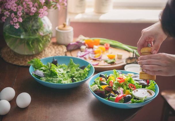 Cuisson Salade fraîche sur la table. Concentration sélective
. - Photo, image