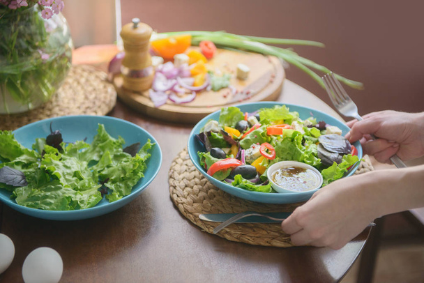 Свежий салат с базиликом, оливки и сыр на завтрак, избирательный фокус
 - Фото, изображение