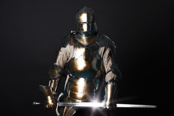 büyük şövalye kılıcı tutan - Fotoğraf, Görsel