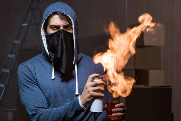 Rebelde con cóctel molotov en habitación oscura - Foto, imagen