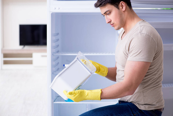 Mies puhdistaa jääkaappi hygieniassa käsite - Valokuva, kuva
