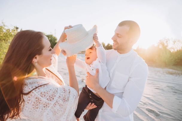 szép boldog család fia a strandon - Fotó, kép