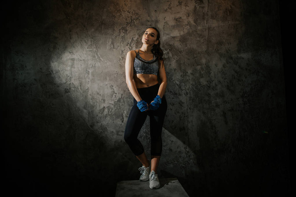 jovem bela menina boxer em um ginásio escuro
 - Foto, Imagem