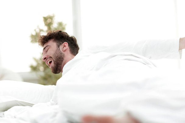 крупним планом.tired чоловіки сплять на ліжку
 - Фото, зображення